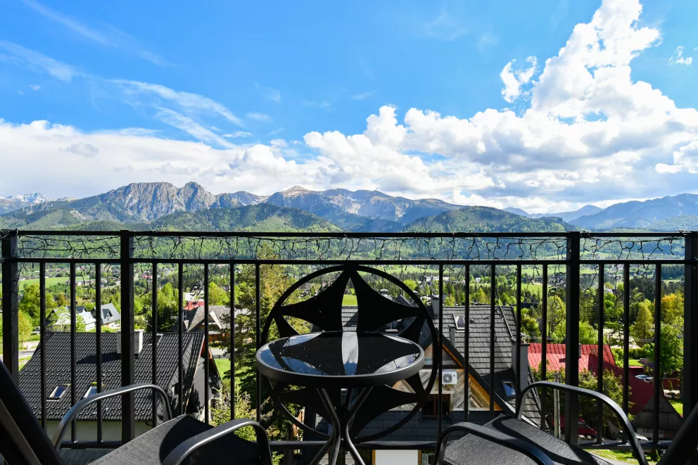 Widok na Tatry z tarasu apartamentu w Kościelisku